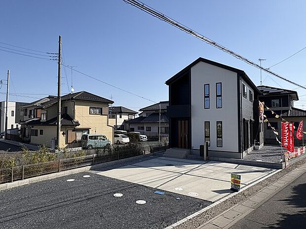 現地外観写真 広々した駐車スペースは来客時にも安心して対応できます。お車がお好きな方にピッタリの物件です。