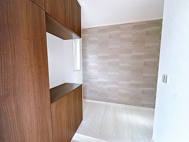 【玄関】明るく優しい雰囲気の玄関となっております。シューズボックスには約60足分の靴が収納可能。ボックス内部は可動棚となっており、様々なサイズの靴やブーツが収納できます。(2025年11月2日撮影)