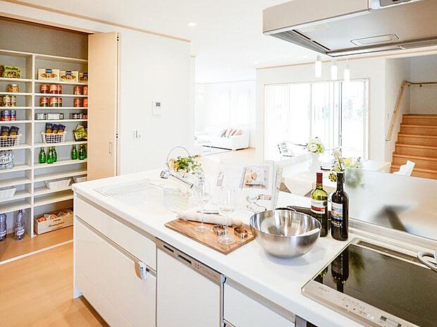 【住宅設備機器長期保証】 お引渡しから5年間、システムキッチンやシステムバスなど対象の住宅設備を長期保証いたします。更にご希望のお客様にはオプションで最大10年間の延長保証をお選びいただけます。