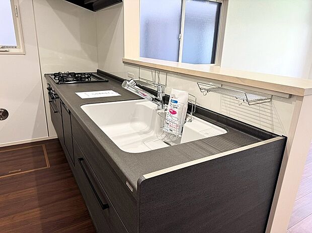 【2号棟:キッチン】並んで調理できるシステムキッチンはインテリアに合わせやすい人工大理石のワークトップを採用。食洗機付き!