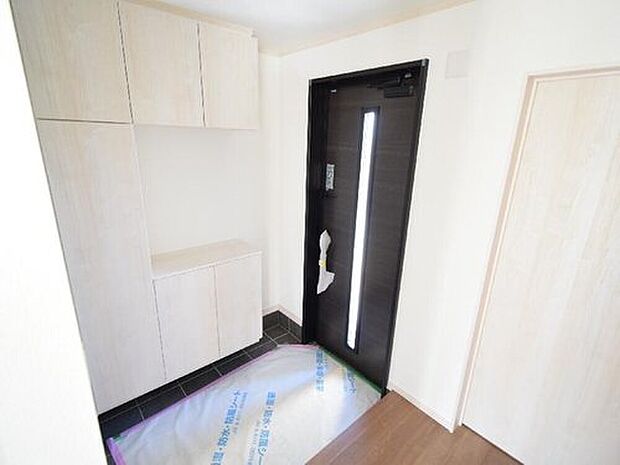 【１号棟：玄関】明るい印象の玄関は、家族の靴が収まるシューズボックスと土間収納付き！ベビーカーや外遊びグッズなどが収まり、玄関をすっきりと保つことができますね♪