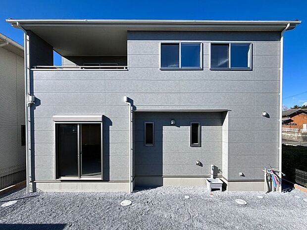 【現地外観写真】 完成しました!いつでも内覧できます♪ 南側は人目に触れないプライベートなお庭となっています。2階の全居室は南向きで陽当たり良好です♪