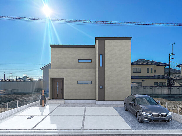 【1号棟 外観完成イメージ】グレーの外壁をベースにブラックの外壁を張り分けたスタイリッシュなデザインとなっております。※この画像は実際の現地の写真にCG合成したものです。