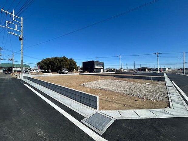 【1号棟 前面道路含む現地写真】敷地約91坪とゆとりある広さです!広いお庭スペースで、暮らしの中に楽しみが広がります!駐車スペース5台可能!来客や増車にも対応可能です。(2026/02/19撮影)