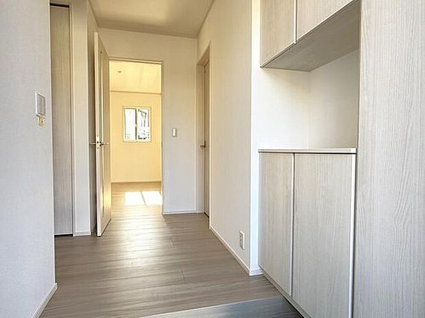 【玄関】白を基調とした清潔感のある玄関です。大容量のシューズボックスを設け、散らかりがちな空間もすっきり整います!