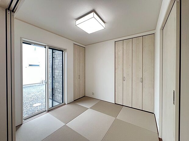 【3号棟 和室】4.5帖の和室は戸を開けるとリビングと一体として広く使うことが出来ます。