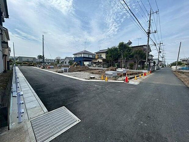 【1号棟 前面道路含む現地写真】分譲地周辺は閑静な住宅街です。落ち着いた環境でありながら、県道149号線に出やすくお車通勤にも便利です。(2026/04/18撮影)