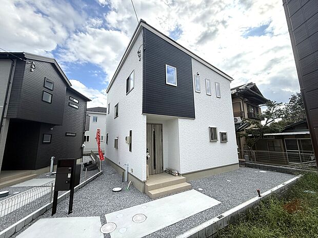 【2号棟:現地外観】
端正な陰影が幾重にも折り重なり、優雅でやさしい表情のホワイトをベースにプルシアンとライトグレーの3色の組み合わせ!飽きのこないおだやかな無調柄は和洋問わず幅広い外観に馴染みます