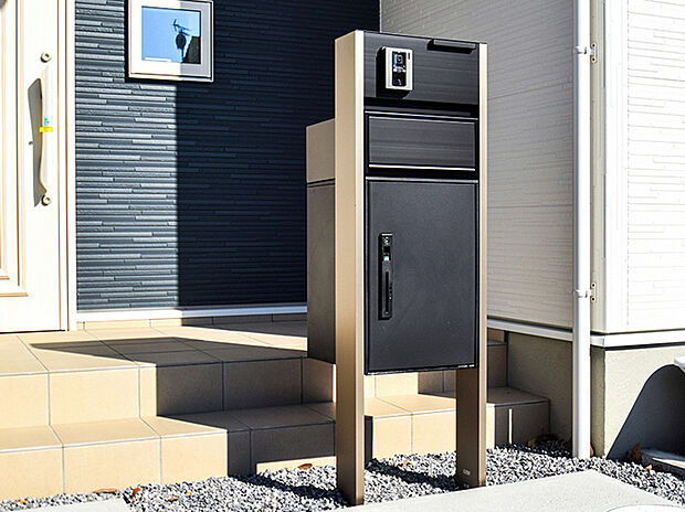【設備画像 宅配ボックス】メール便・宅配便両方に対応した宅配ボックス搭載門柱。万が一お家にいない時でも荷物を受け取れるので安心です。室内のモニターから来訪者を確認できる、テレビドアホン付き。