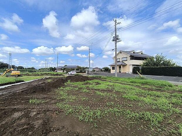 【1号棟 現地写真】126.01坪のゆとりある敷地!青い空が広がる落ち着きのある周辺環境。開放感あふれる場所で、ご家族ののびのびとした暮らしが叶います!※着工前