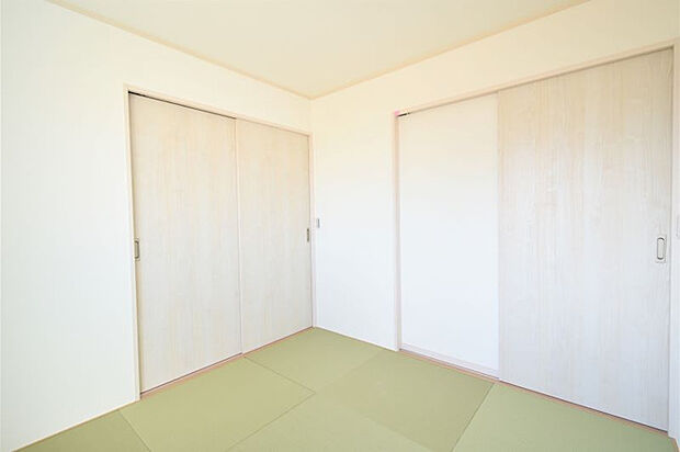 【【2号棟：和室】】趣のある和室はくつろぎのスペースやお子様のお昼寝スペースとしても有効に活用できます。