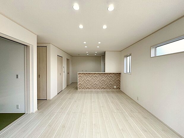 【【8号棟 リビング】】家族が集うくつろぎの空間とし家具を置いてもゆとりある広さをご用意しました。