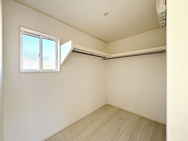 【【8号棟 主寝室収納】】主寝室には収納量豊富なWICをご用意しました。真ん中に間仕切りがあるので、左右分けてお使いいただけます。