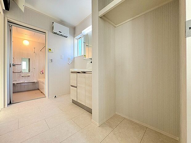 【【8号棟 洗面台】】お手入れのしやすいスッキリとした洗面台を設置し、収納も設けました。使いやすい水回りとなっております。