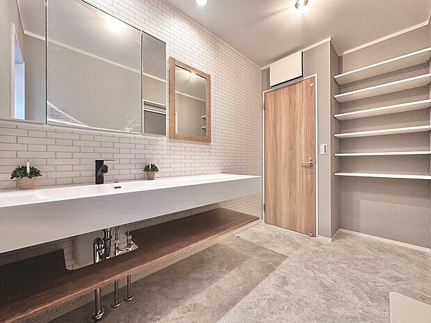 【内観プラン例】AICAのメラミン化粧板は、耐水性・耐熱性・耐摩耗性に優れているため、洗面所のような水を多く使う場所に最適です。日々の水はねや洗顔後の飛び散りも、サッと拭くだけでOK。※同仕様同形状