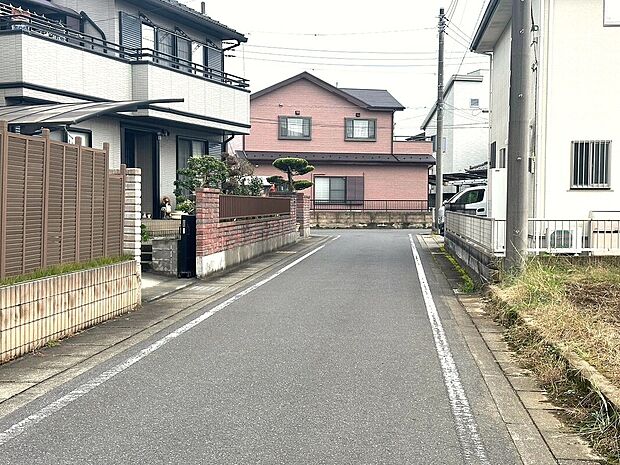 【【2号棟:前面道路】】前面道路は5.0mあるので、車の出し入れもラクラクです。