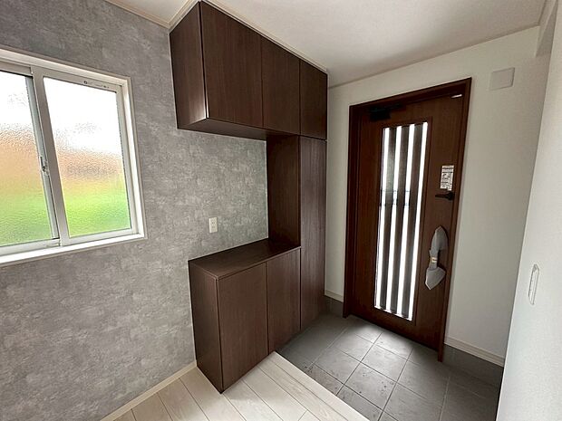 【【2号棟：玄関収納】】約60足分の靴が収納可能。ボックス内部は可動棚となっており、様々なサイズの靴やブーツが収納できます。
棚板は樹脂製なので汚れたら水洗い可能です。（2025年8月4日撮影）