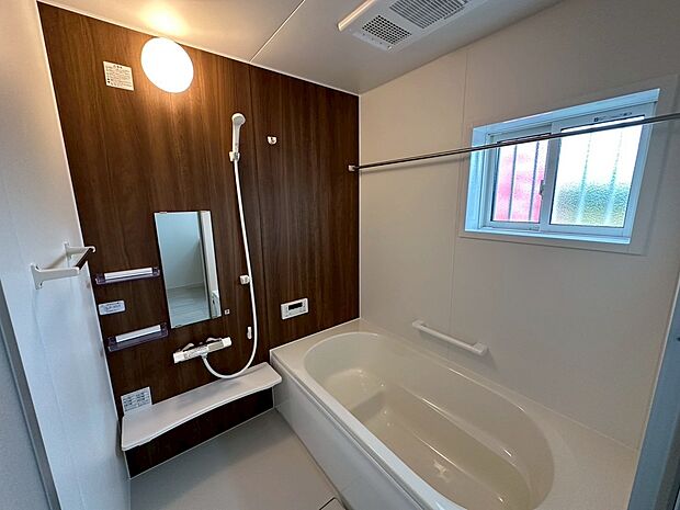 【【2号棟：浴室】】エコロジーな性能とお手入れのしやすさを実感。
洗練された美しさと使いやすさを追求したシステムバスルームです。（2025年8月4日撮影）