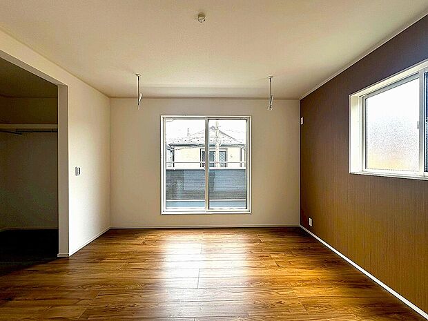 【1号棟 洋室】8帖の洋室にはWICがついているので 洋服も沢山収納できます。