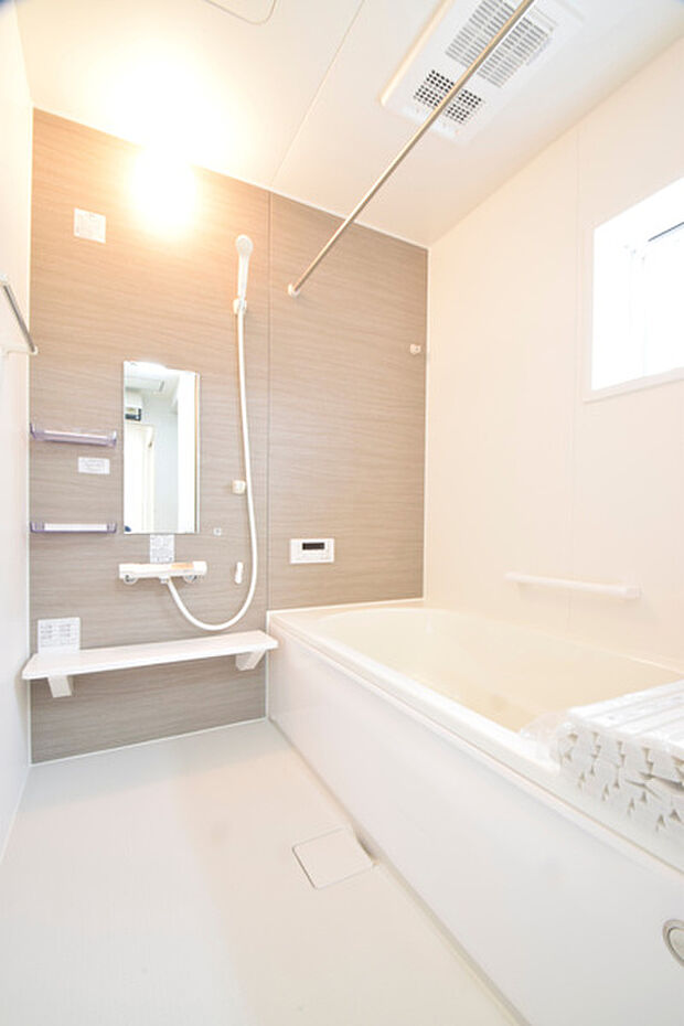 【【4号棟・浴室】】1坪サイズの浴室は、保温性能の高いバスタブが自慢。足を伸ばしてゆっくりとくつろげます。24時間換気に加えて、浴室暖房・乾燥・送風機能も完備。