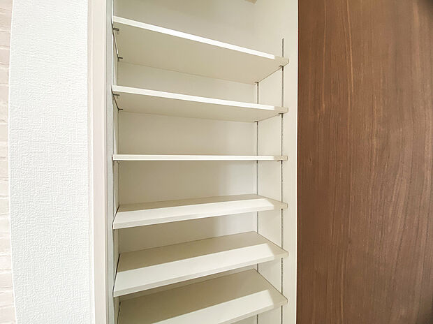 【【2号棟　パントリー】】キッチン　キッチン横には可動棚のパントリー付き！洗面室にもつながっておりますので家の中での移動がスムーズな、家事のしやすい回遊導線となっております。