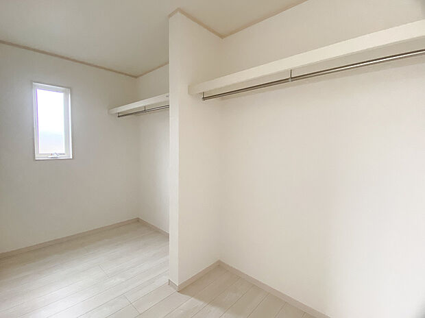 【【2号棟　収納】】洋室A：収納　4帖の大きなウォークインクローゼット付き！ご夫婦のお洋服やバッグなどを大容量収納できます。チェストを置いても圧迫感がでにくいゆとりのあるWICです。