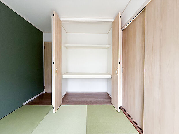 【【和室:5.0帖】】5帖の落ち着いた和室に、たっぷり収納できる押し入れを完備。