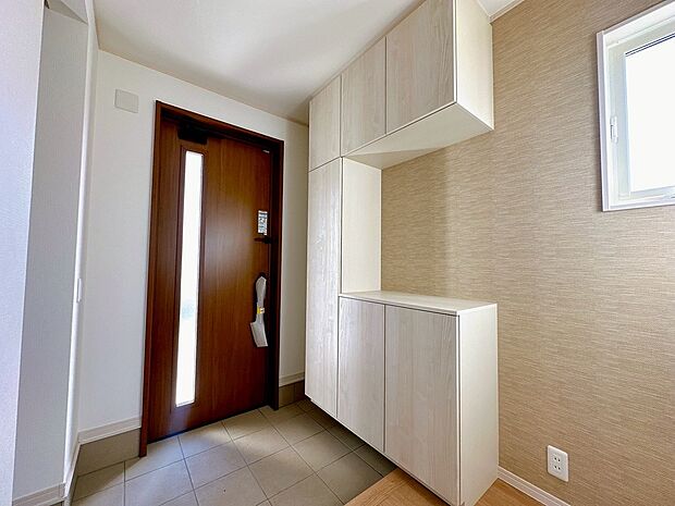 【【1号棟　玄関収納】】約60足分の靴が収納可能。ボックス内部は可動棚となっており、様々なサイズの靴やブーツが収納できます。棚板は樹脂製なので汚れたら水洗い可能です。（2025年10月2日撮影）