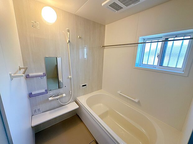 【【1号棟　浴室】】お手入れのしやすさと使いやすさを追求したシステムバスルームです。高断熱浴槽ですので光熱費が節約できる高機能な浴槽です。高効率ガス給湯器「エコジョーズ」搭載！（2025年10月2日撮影）