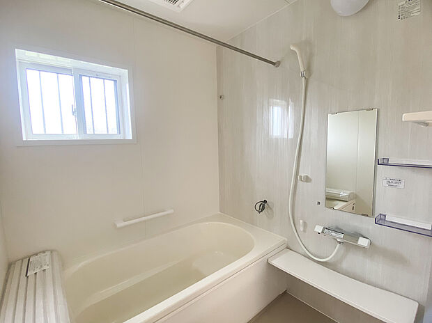 【【1号棟　浴室】】1号棟浴室　浴室にあるカウンターは簡単に取り外しができ、お掃除ラクラク！ベンチタイプの浴槽は、半身浴やお子様と一緒に入浴できます。浴室暖房乾燥機付きで湿気対策や雨の日のお洗濯も快適♪