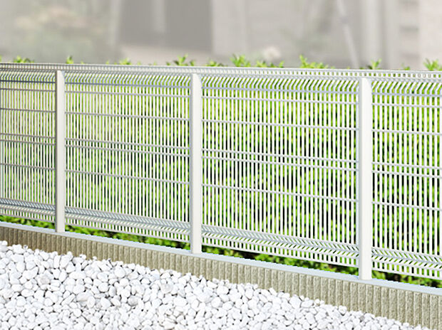 【【設備画像:外構設備】】駐車スペースや玄関まわりに砂利やコンクリートなどの外構設備が施されています。また、隣家との境界にはフェンスが設置されています。