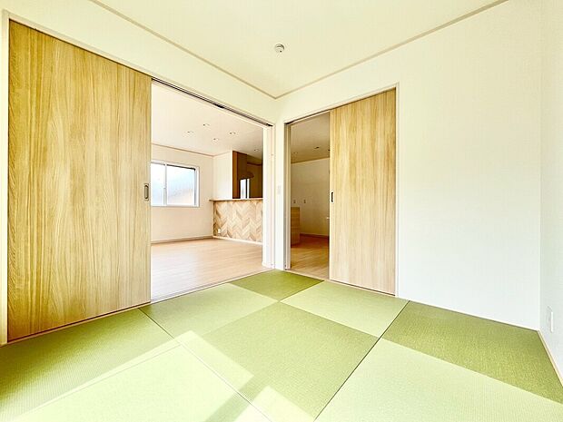 【【6号棟：和室】】リビングと続き間の4.5帖の和室。戸を開けておくと合わせて23.5帖の広々空間に！キッチンからも視線が届くのでお料理しながら和室で遊ぶお子様の様子を見守ることができます◎