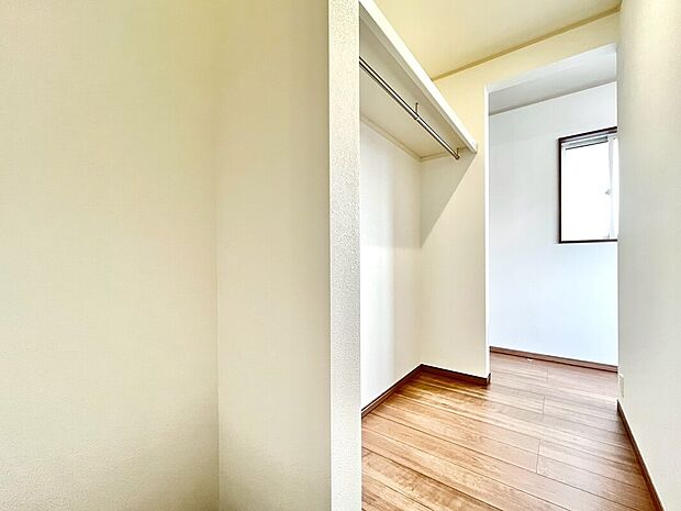 【【3号棟 収納】】7.5帖の洋室には約2帖のウォークインクローゼット!お洋服や鞄の他にも、季節家電やクリスマスツリー、お布団などをしまっておける広さです◎