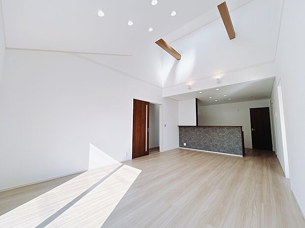 【【4号棟:リビング】】藤井上組(全6区画)4号棟 リビング:家族揃って座れるソファ・ダイニングテーブルを置いても広さに余裕のあるリビングです。好みの家具を置いて快適な空間をお過ごしください♪