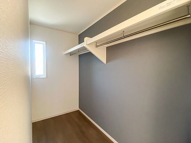 【【1号棟 WIC】】収納 6.8帖の洋室には2.2帖の大きなウォークインクローゼット完備!ご家族のお洋服もスッキリ!オフシーズンのお布団なども収納できる広さです。