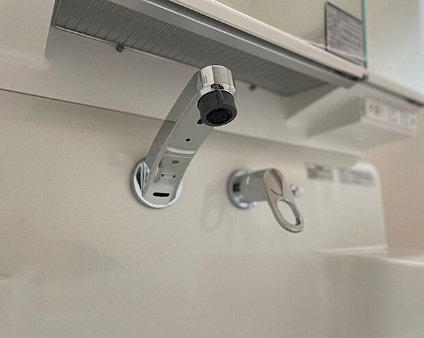 【【3号棟　洗面(同形状・同仕様写真)】】水栓まわりに水たまりができない、壁だし水栓を採用。
スタイリッシュかつ、使いやすさの工夫が詰まった洗面台です。
洗面室にも物入付き！