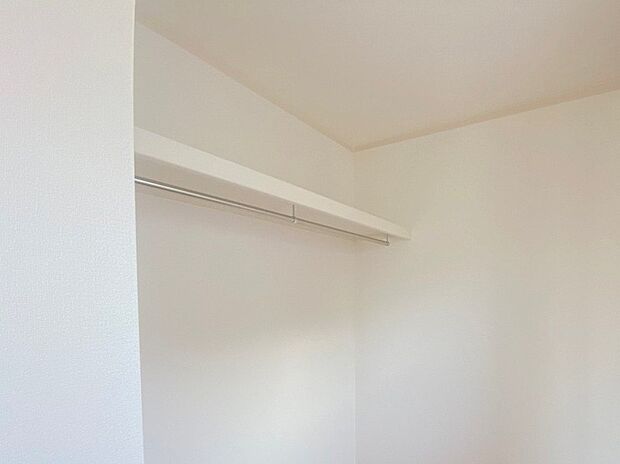 【【3号棟　収納(同形状・同仕様写真)】】主寝室には2.2帖のウォークインクローゼットがあり、各居室にもクローゼットが完備！
お子様も自然と整理整頓が身につきますね。