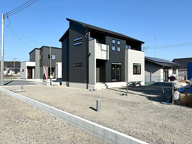 【【2号棟:外構工事中】】スタイリッシュなブラック×チャコール×グレーの外観。シャープなフォルムが際立つモダンデザインの住まい。大きな窓から明るい光を取り込めます。