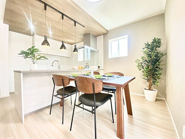 【4号棟 ダイニング】対面キッチン前の空間を広めにとっているため、ダイニングテーブルを置いても充分なスペースがあります。ご家族で楽しい食事の時間をお過ごしください。