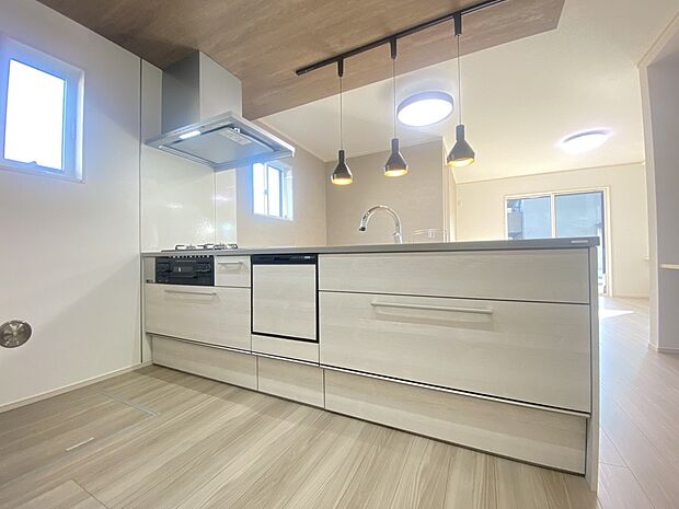 【キッチントクラス(フラットタイプX)】リビング・ダイニングとの一体感を感じられるフルフラットキッチン。コミュニケーションがとりやすく、家族と過ごす時間を楽しむキッチンです。