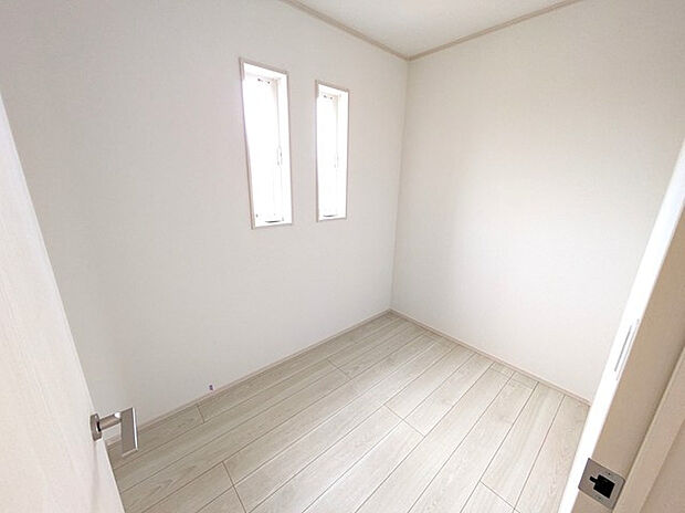 【【3号棟 納戸】】収納としてはもちろん、書斎や趣味の部屋としてもお使いいただけます!暮らし方に合わせて自由に活用できるのが魅力です♪