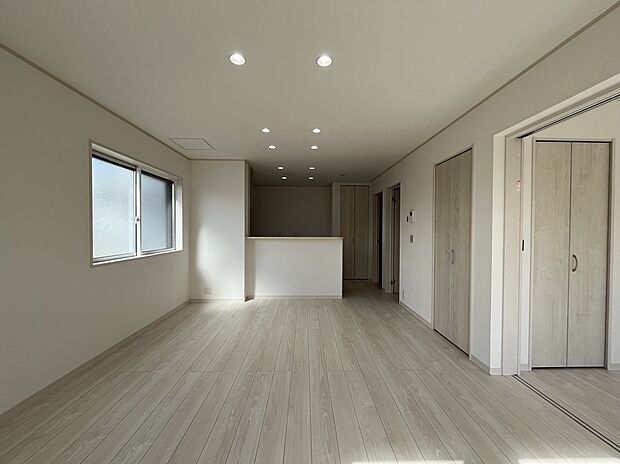 【３号棟　LDK】リビング空間に最適な明るさを確保するため、ホワイトでまとめられた空間となっております。お持ちの家具の色合いにもにも比較的合いやすいですね。