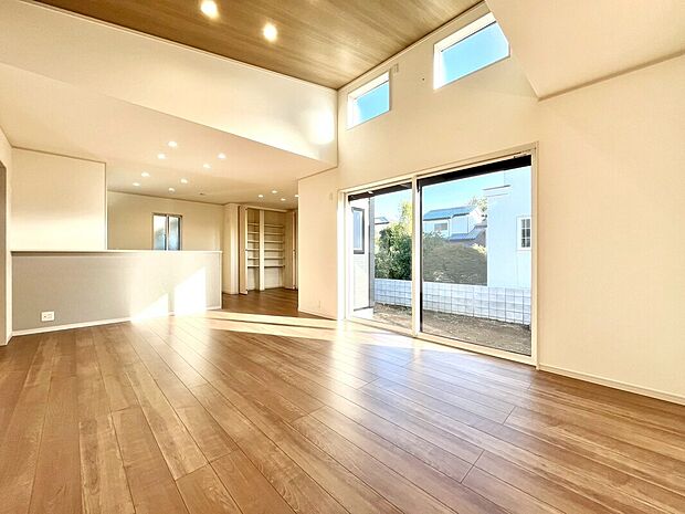 【【1号棟　リビング】】21.5帖の広々としたLDKは、大きな窓と勾配天井で明るく解放感のある空間に♪掃き出し窓は電動シャッター付きで開閉もラクラク！