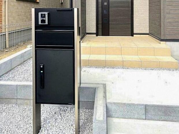 【【宅配ボックス搭載門柱：フレムスLight（三協アルミ）】】宅配便を無人で受け取れる宅配ボックスを搭載した門柱。
時間指定や再配達といった手間を気にせずお荷物を受け取れます。
