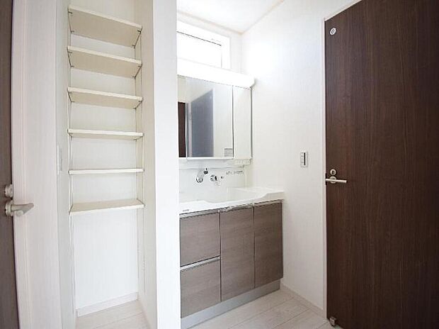 【【2号棟　洗面室】】収納を備えた三面鏡洗面台は身だしなみを整える際にも便利で、日用品や小物をすっきりと収納できます。
脱衣室と分かれているため、家族での生活がよりスムーズになります！
