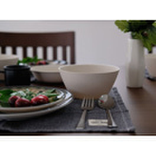 【【2号棟　リビング（同形状・同仕様写真）】】対面キッチンで会話も楽しめます。キッチンに物入も設置。食品のストックに便利です。食洗機や３口コンロで効率よく家事も進みそうですね。