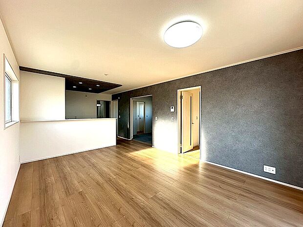 【5号棟 リビングダイニングルーム】16帖のリビングダイニングルームは家族でゆったりと過ごせるスペースになります。