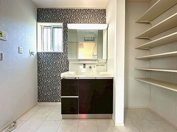 【5号棟 洗面所】洗面収納が有るので家族の下着も仕舞えて、入浴時の着替えも楽ちんです。また、クロスの張り分けも汚れが目立たずにすみますし、アクセントになっておしゃれです。