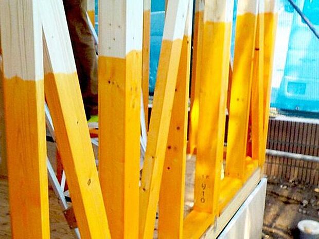 【【防腐 防蟻処理】】防腐 防蟻処理には薬剤処理を行っており、土台や地面から高さ１ｍ以内の外壁軸組や、浴室・キッチンなどの水がかりのおそれがある木部に施します。
駆除剤は非有機リン系のものを使用しており、人体に害が極めて少なくシロアリの被害から住宅を守ります。薬剤塗布後５年間の保証がついております。