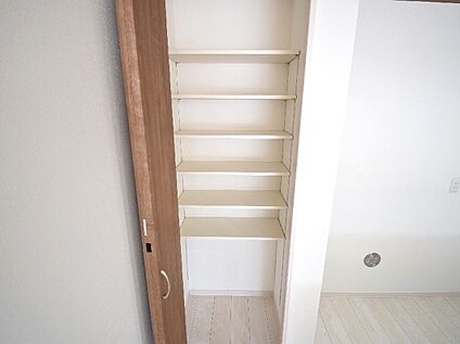 【キッチン横物入】